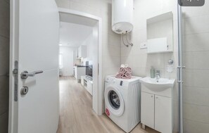 Douche, sèche-cheveux, serviettes fournies, savon