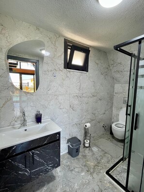 Chuveiro, secador de cabelo, toalhas de banho, sabonete