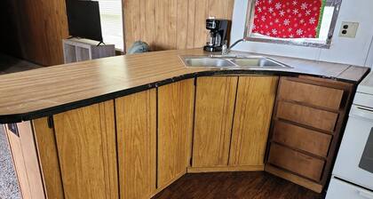 Charming 2-bedroom mobile home with WiFi, AC in welcoming Stinnett