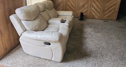 Charming 2-bedroom mobile home with WiFi, AC in welcoming Stinnett