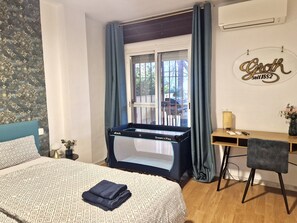 2 habitaciones, tabla de planchar con plancha, cuna de viaje y wifi 