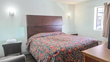 客房, 1 張特大雙人床, 吸煙房 | 熨斗/熨衫板、免費 Wi-Fi、床單