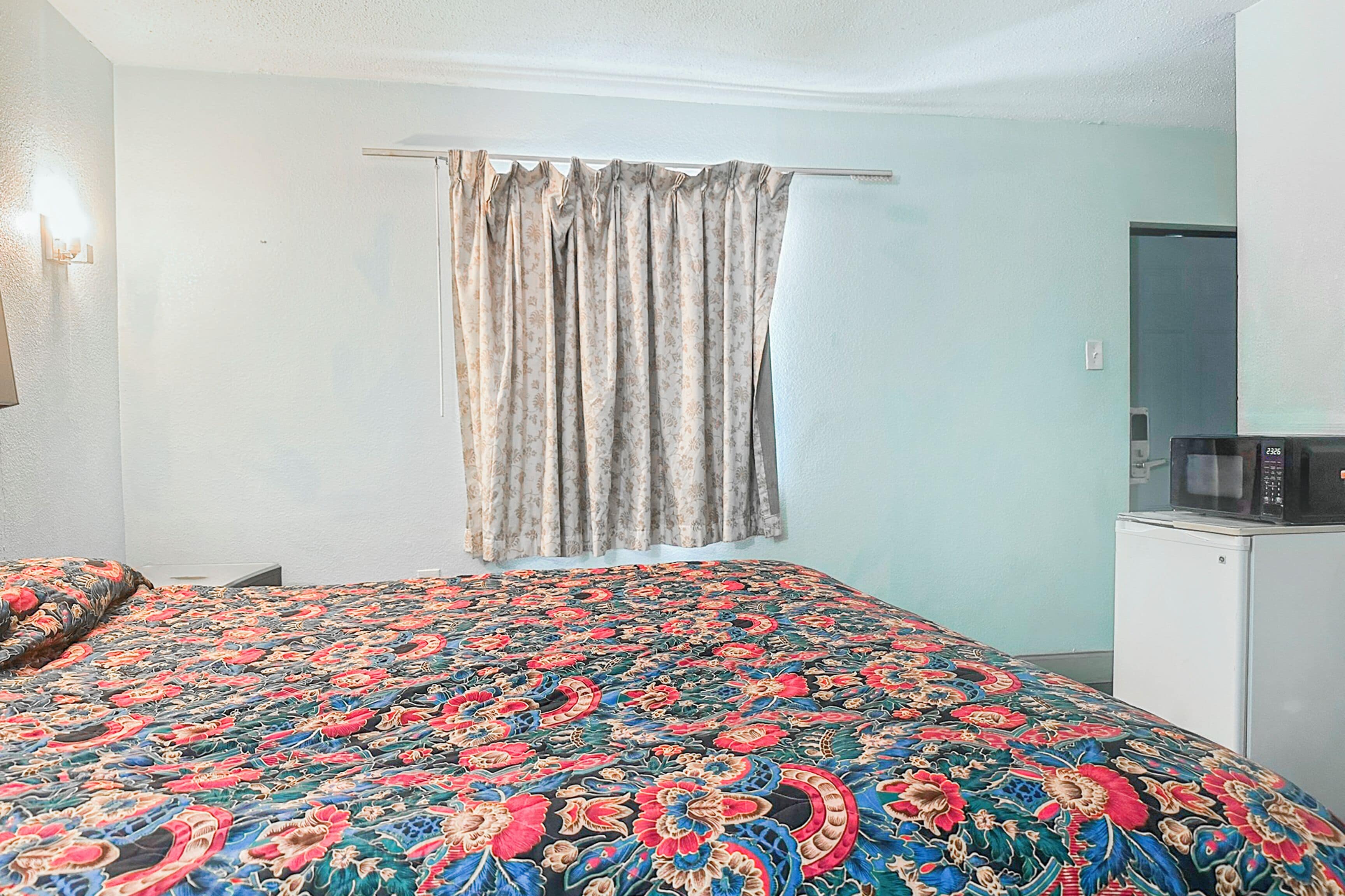 Room, 1 King Bed, Smoking | Iron/ironing board, free WiFi, bed sheets