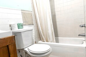 Articles de toilette gratuits, sèche-cheveux, serviettes fournies