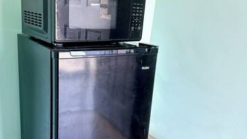 Room, 1 King Bed, Non Smoking | 1 bedroom, iron/ironing board, free WiFi, bed sheets