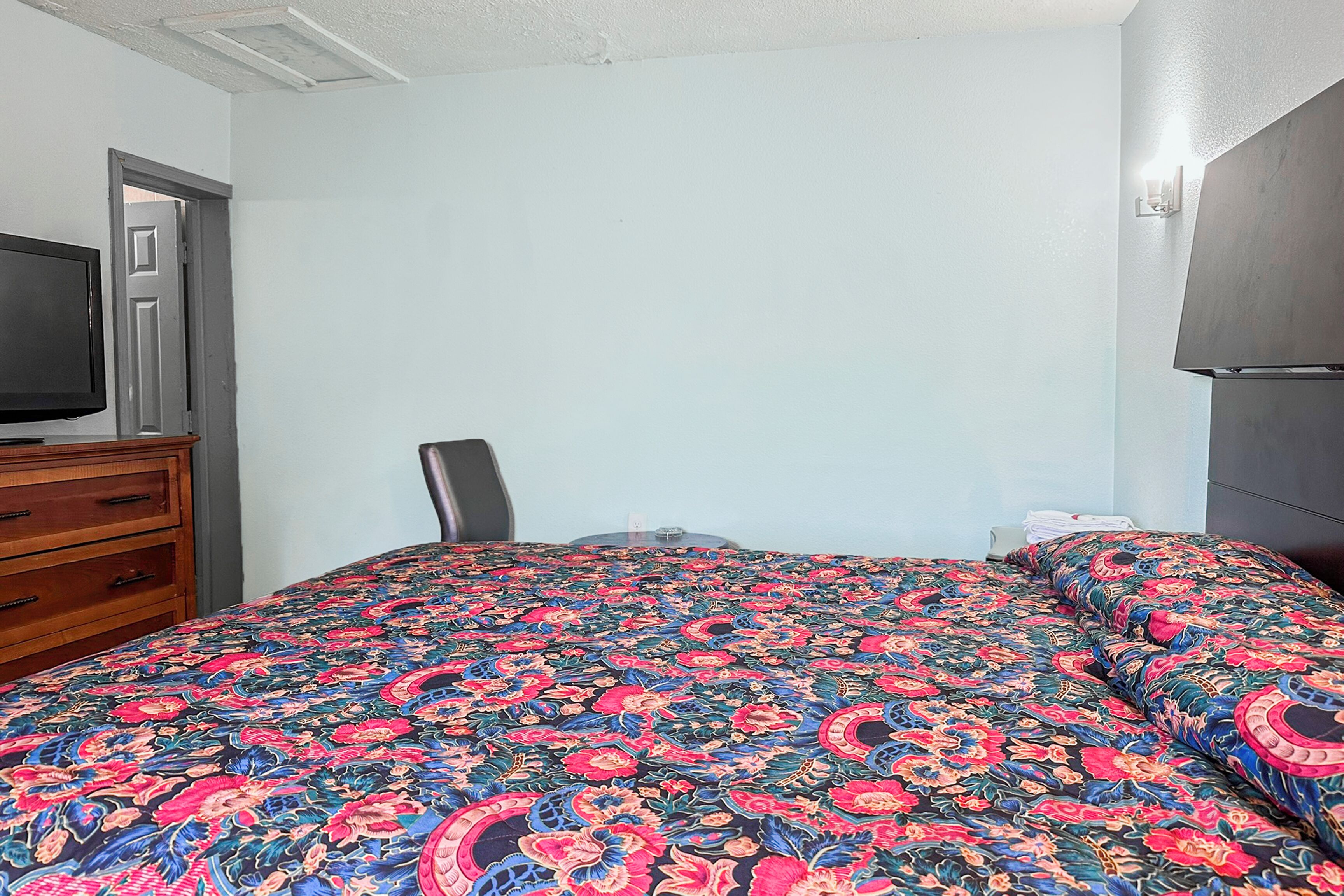 Habitación, 1 cama King size, para fumadores | Tabla de planchar con plancha, wifi gratis y ropa de cama 