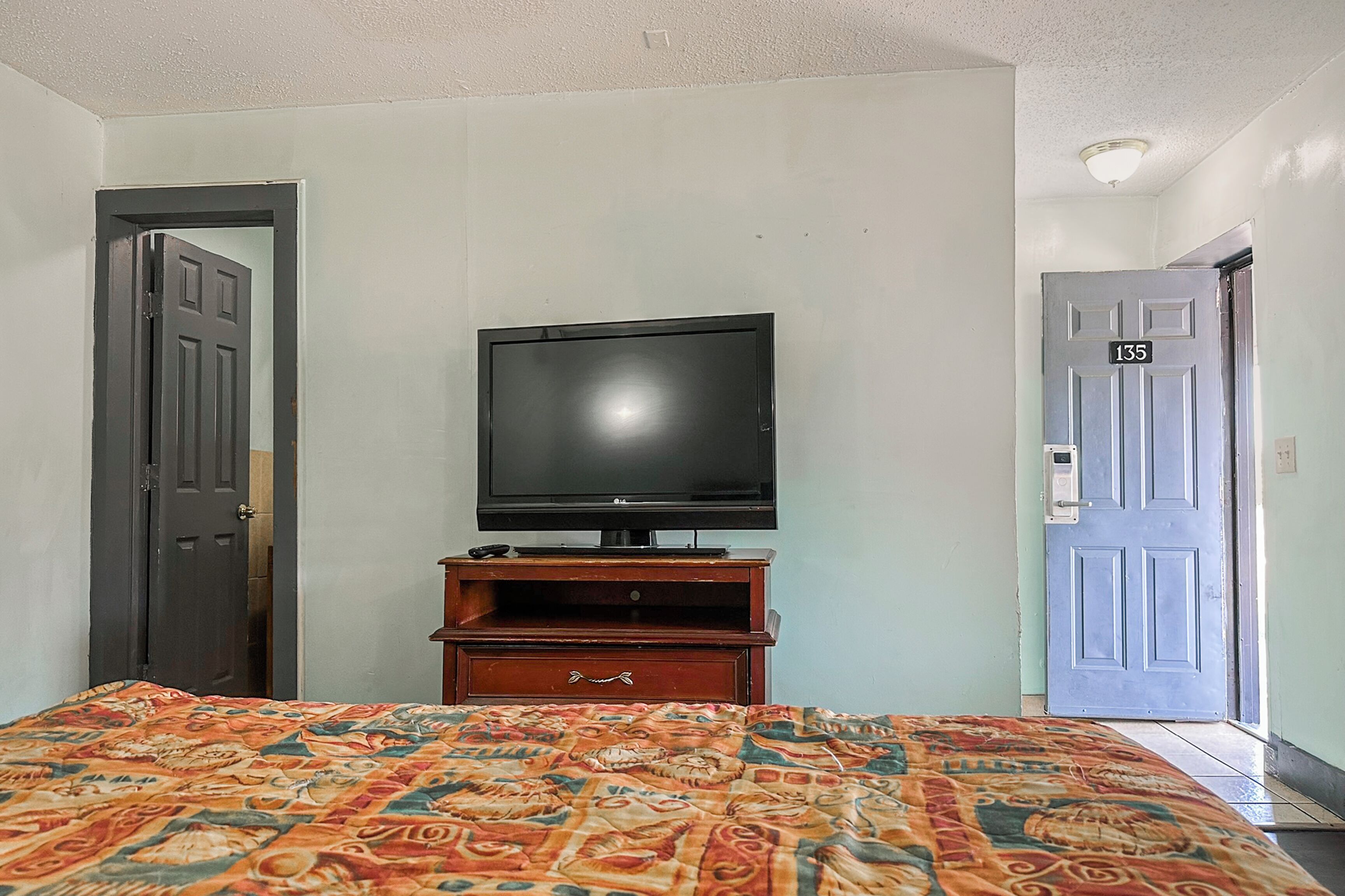 Room, 1 King Bed, Non Smoking | Iron/ironing board, free WiFi, bed sheets