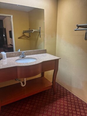 Articles de toilette (gratuits), séchoir à cheveux, serviettes fournies