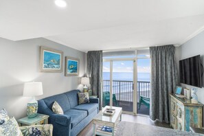 Living area - 1-bedroom oceanfront condo in fabulous Myrtle Beach with WiFi, fitness room (Myrtle Beach)