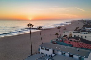 Interior - Steps From the Sand/boardwalk Outdoor Dining, Parking, and Patio in Newport (Newport Beach)