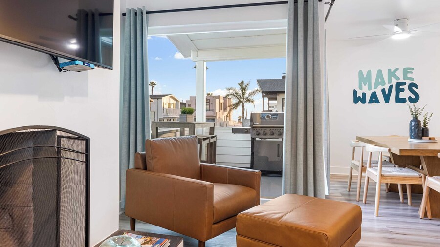 Steps From the Sand/boardwalk Outdoor Dining, Parking, and Patio in Newport