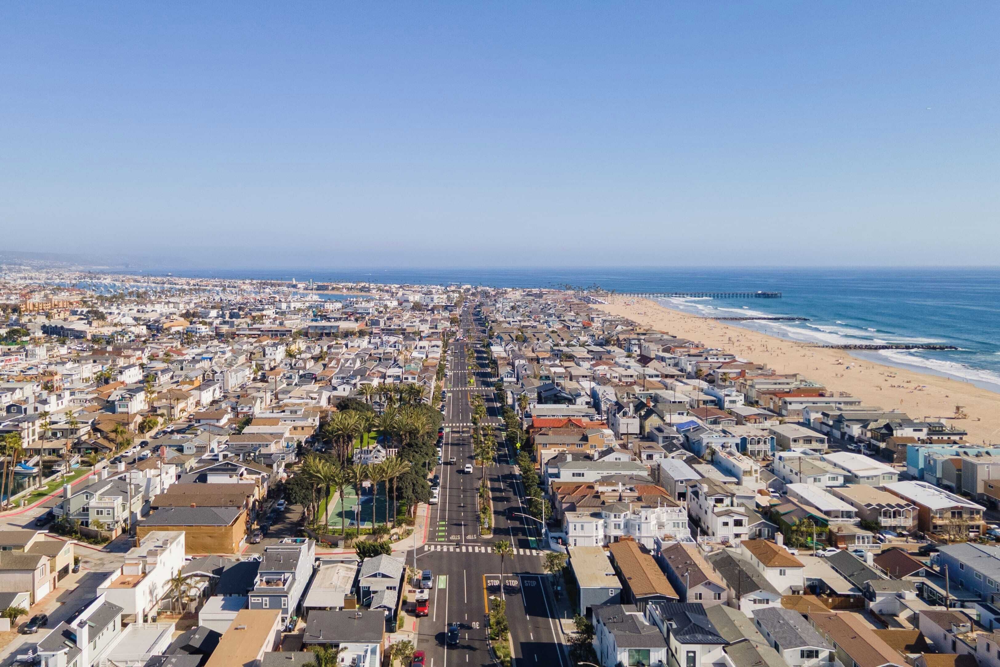 Zona residencial costera con playa y vista al océano.