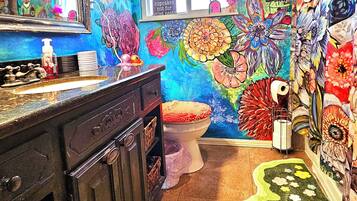 Secador de pelo, toallas, jabón y champú