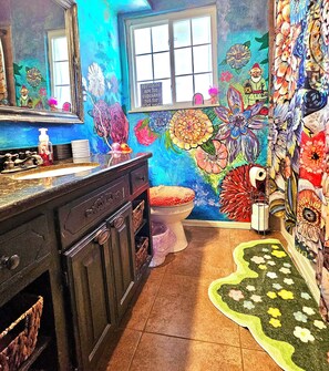 Hair dryer, towels, soap, shampoo - Whimsical 3 bd cottage for families and pets. Sleeps 7, free wifi/snacks (Midwest City)