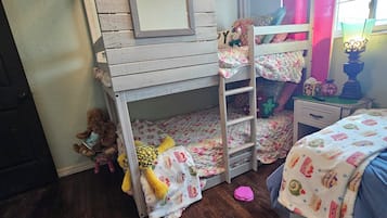 3 dormitorios, escritorio, tabla de planchar con plancha y cuna de viaje