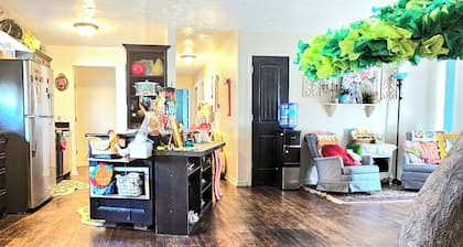 Whimsical 3 bd cottage for families and pets. Sleeps 7, free wifi/snacks