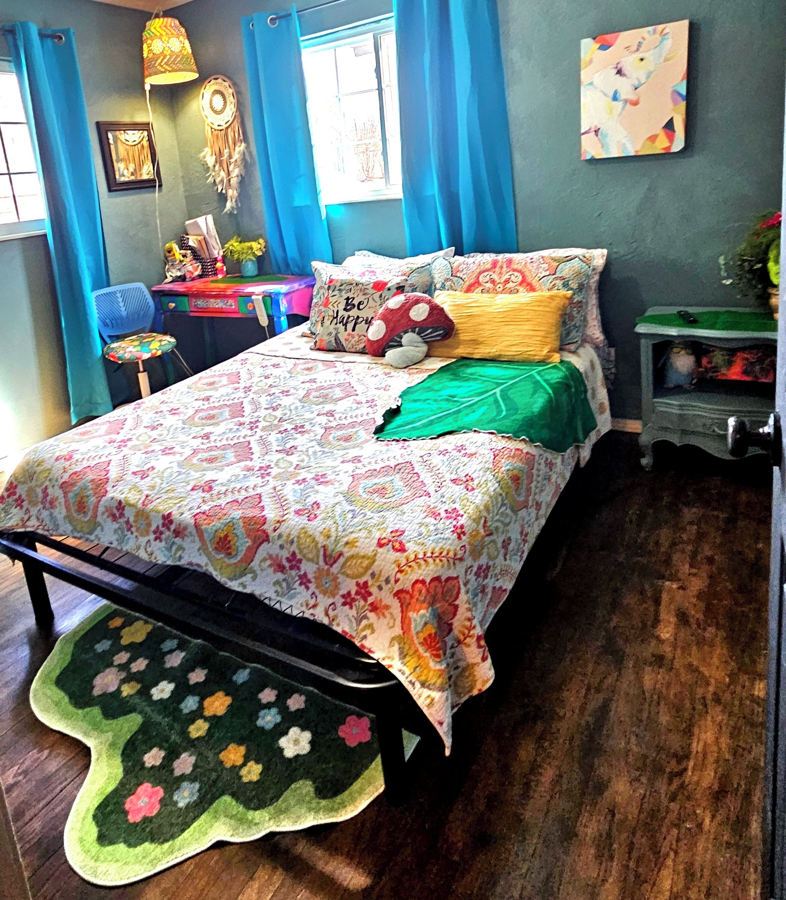 3 habitaciones, escritorio y tabla de planchar con plancha 