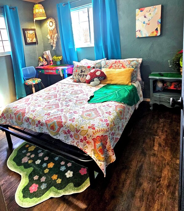 3 quartos, escrivaninha, ferros/tábuas de passar roupa, berço de viagem