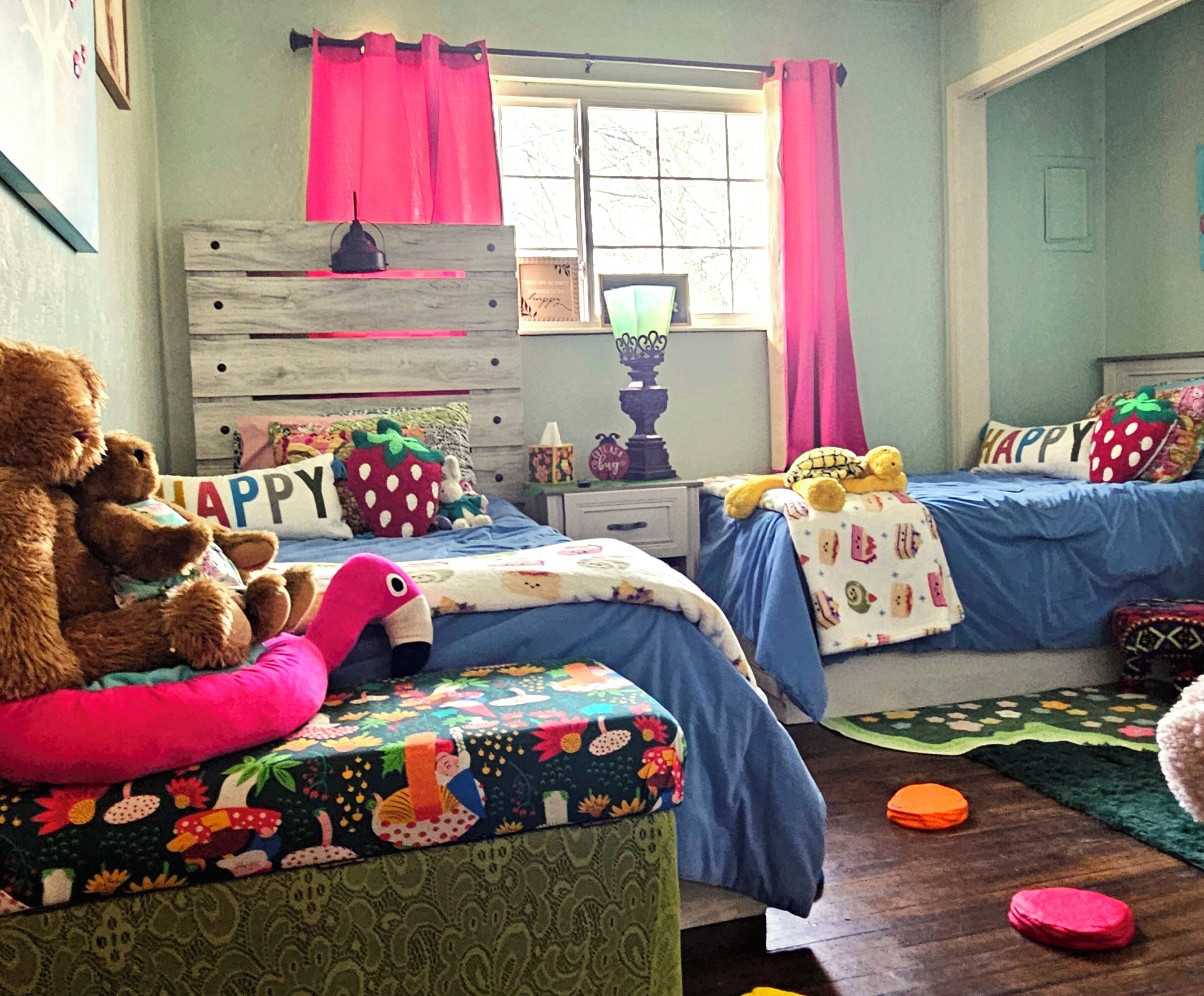 3 dormitorios, escritorio, tabla de planchar con plancha y cuna de viaje