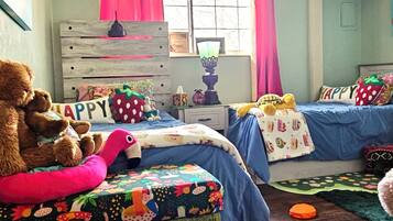 3 dormitorios, escritorio, tabla de planchar con plancha y cuna de viaje