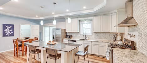 Fridge, microwave, stovetop, dishwasher