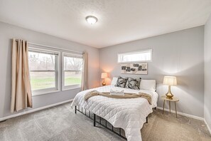 4 bedrooms, desk, iron/ironing board, travel cot - 3 Mi to Dtwn: Family-Friendly Home in South Haven! (South Haven)