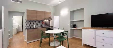 Fridge, oven, stovetop, coffee/tea maker