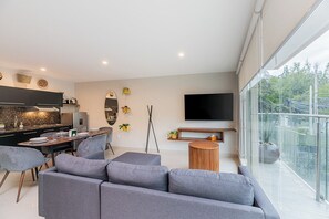 Apartamento luxo, 1 quarto | Área de estar | Smart TV 60 polegadas com canais a cabo, Netflix, smart speakers