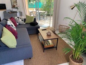 Smart TV, books, stereo