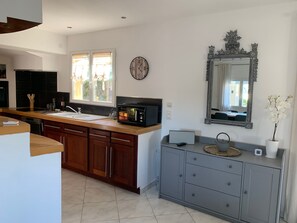 Kühlschrank, Mikrowelle, Ofen, Herdplatte