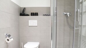 تجهيزات دش، مجففات شعر، مناشف، صابون