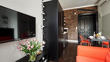 Monolocale comfort, vista città | Ferro/asse da stiro, Wi-Fi gratuito