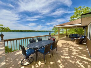 Outdoor dining - Escape to a Cozy Cabin on the River – Relax & Unwind! (Youngstown)