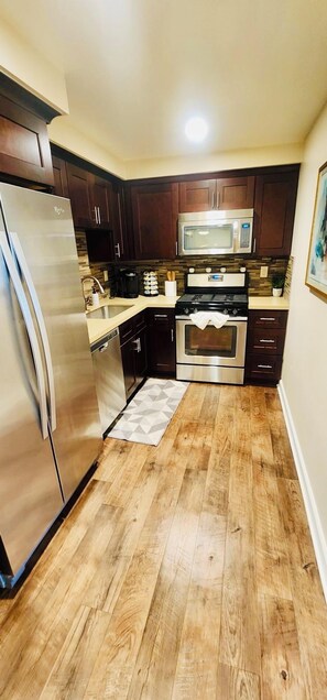 Kjøleskap, mikrobølgeovn, ovn og kokeplater