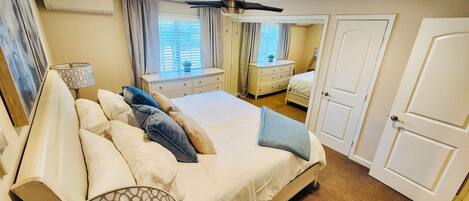 1 makuuhuone, työpöytä, silitysrauta/-lauta, vauvan matkasänky