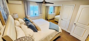 1 soverom, skrivebord, strykejern/-brett og reiseseng for barn