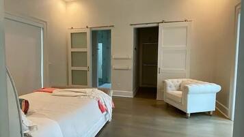 2 habitaciones, tabla de planchar con plancha, wifi y ropa de cama