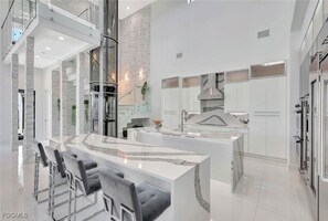 Interior - Charming 4-bedroom house with WiFi and AC in cool Cape Coral (Cape Coral)