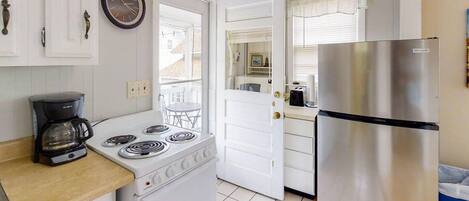 Kylskåp, mikrovågsugn, ugn och spishäll