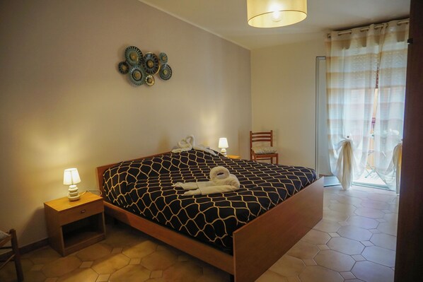 1 bedroom, travel cot, bed sheets