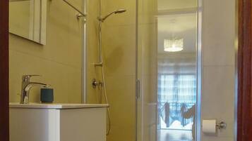Doccia, asciugacapelli, asciugamani, sapone