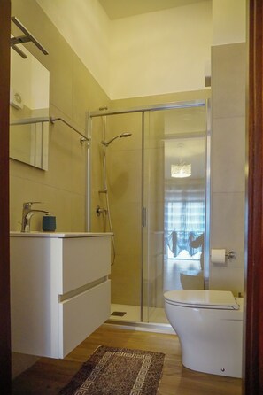 Douche, sĂšche-cheveux, serviettes fournies, savon