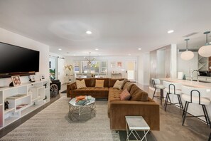 Smart TV, fireplace, books - The Hollywood Hideout with Pool, Spa, Game Room (Palm Springs)