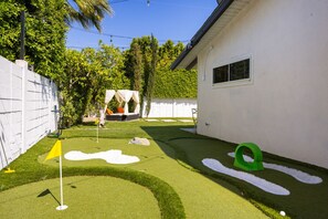 Property grounds - The Hollywood Hideout with Pool, Spa, Game Room (Palm Springs)
