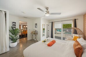 4 bedrooms, iron/ironing board, travel cot, free WiFi - The Hollywood Hideout with Pool, Spa, Game Room (Palm Springs)