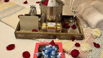 Mobile Home, 1 Queen Bed, Private Pool | 1 bedroom, iron/ironing board, free WiFi