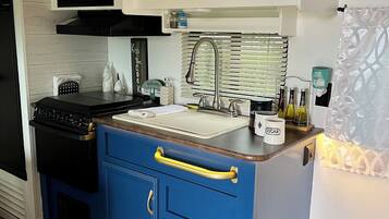 Mobile Home, 1 Queen Bed, Private Pool | Private kitchen