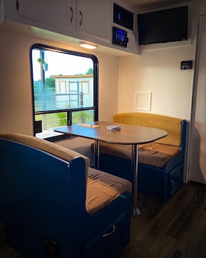 Mobil enhet - 1 queensize-sÀng - privat pool | Matsal