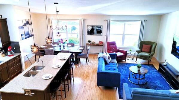 Smart TV, table football, stereo