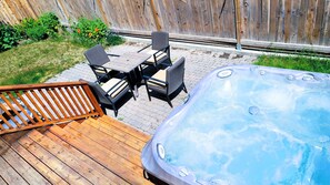 Terrace/patio - Luxury Home, 5BR, 2King, Movie Theater, Game Room, Play Room, HotTub and More (Calgary)